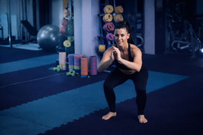 Mujer realizando sentadillas en gimnasio