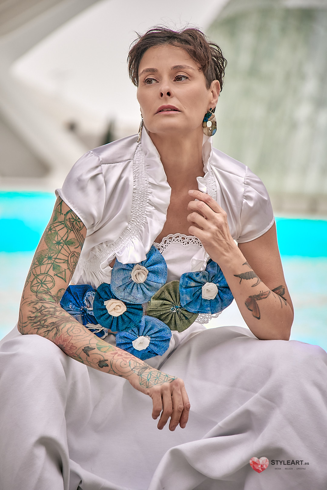 Lola Muñoz luciendo top de denim y puntillas antiguas de Origen Custom en la Ciudad de las Artes, Valencia.